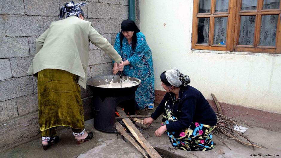 Жил был таджик. Женщины в кишлаках Таджикистана. Таджикские женщины в кишлаке. Таджики женщины в кишлаке. Бедные девушки Таджикистана.